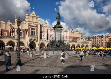 Hauptmarktplatz in der Altstadt von Krakau in Polen. Historisches Stadtzentrum mit Adam Mickiewicz Monument und Tuchhalle (Sukiennice). Stockfoto