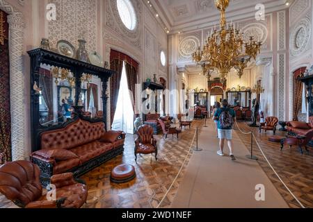 Großer Saal im Inneren des Nationalpalastes von Pena in Sintra, Portugal. Stockfoto