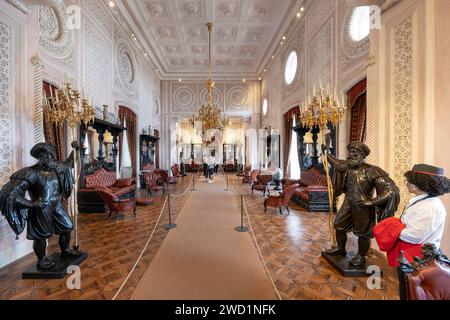 Großer Saal im Inneren des Nationalpalastes von Pena in Sintra, Portugal. Stockfoto