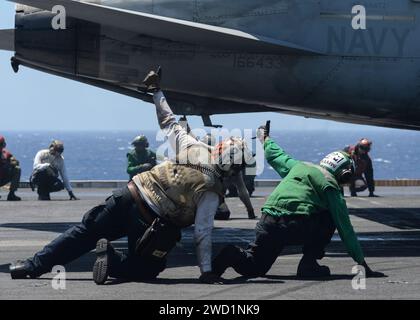 Seeleute führen Flugoperationen im Pazifik durch. Stockfoto