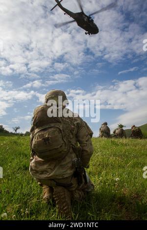 Soldaten der US-Armee warten auf die Ankunft eines Medevac während des Luftangriffstrainings in Gracanica, Kosovo. Stockfoto