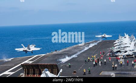 Zwei F/A-18E Super Hornets starten vom Flugzeugträger USS George H.W. Bush. Stockfoto