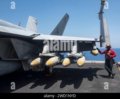 Eine F/A-18F Super Hornet ist voll mit 10 GBU-32 1.000 Pfund Bomben beladen. Stockfoto