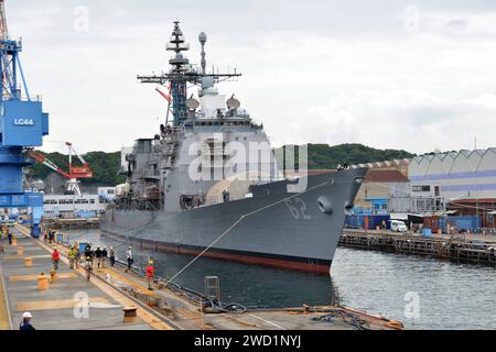 Der Lenkraketenkreuzer USS Chancellorsville verlässt Dry Dock 5 an Bord von Fleet Activities Yokosuka, Japan. Stockfoto