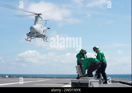 Ein unbemanntes Luftfahrzeug MQ-8B Firescout startet vom Küstenschiff USS Coronado. Stockfoto