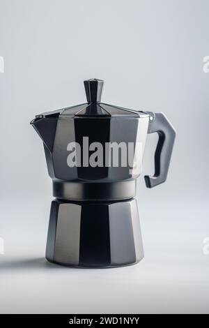 Bialetti Mokakanne. Kaffeemaschine auf grauem Hintergrund. Stockfoto