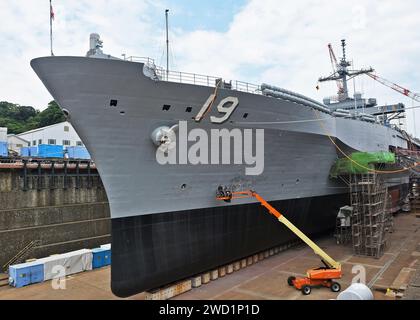 Seeleute bemalen den Rumpf der USS Blue Ridge. Stockfoto