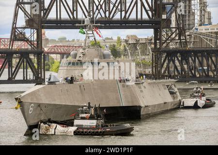 Das Küstenschiff USS Jackson kommt zur Rose Festival Fleet Week in Portland, Oregon an. Stockfoto