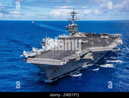 USS Carl Vinson und USS Lake Champlain durchqueren den Pazifik. Stockfoto