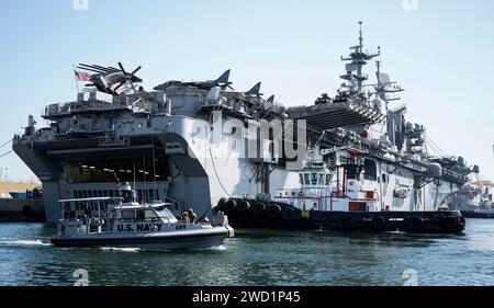 Das amphibische Angriffsschiff USS Bataan will Jebel Ali in den Vereinigten Arabischen Emiraten verlassen. Stockfoto