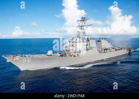 Der Raketenzerstörer USS John S. McCain durchquert die Philippinische See. Stockfoto