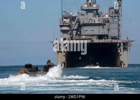 Die Marines nähern sich dem Brunnendeck des amphibischen Hafenlandeschiffs USS Ashland. Stockfoto