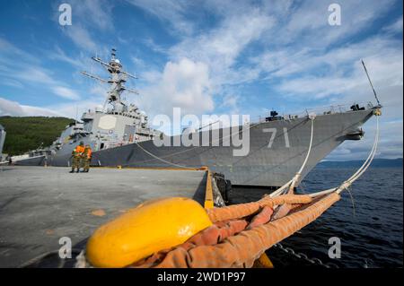 Die USS Ross wurde während eines geplanten Hafenbesuchs in Trondheim, Norwegen, vor Anker gebracht. Stockfoto