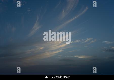 Wolken am Himmel, die wie weiße Pinselstriche auf blauem Hintergrund aussehen Stockfoto