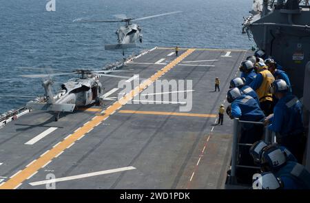 Zwei MH-60S Sea Hawk Hubschrauber starten vom amphibischen Angriffsschiff USS Wasp. Stockfoto
