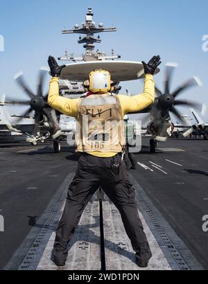 Aviation Boatswain's Mate leitet eine E-2C Hawkeye an Bord der USS George H.W. Bush. Stockfoto