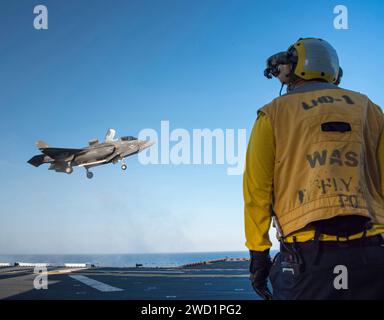 Ein F-35B Lightning II Joint Strike Jäger landet auf dem Flugdeck an Bord der USS Wasp. Stockfoto