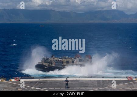 Ein Luftkissen des Landungsbootes verlässt das amphibische Transportdock-Schiff USS San Diego. Stockfoto