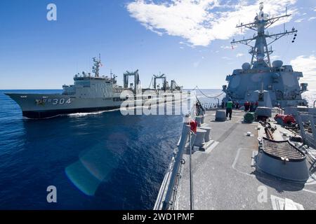 Die USS Sterett führt mit dem Tanker HMAS Success eine Truppenauffüllung auf See durch. Stockfoto