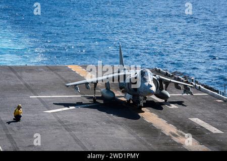 Eine AV-8B Harrier startet vom amphibischen Angriffsschiff USS Bonhomme Richard. Stockfoto