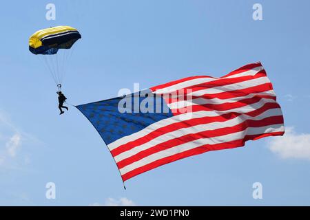 Das Fallschirmdemonstrationsteam der US Navy, die Leap Frogs, unter amerikanischer Flagge. Stockfoto