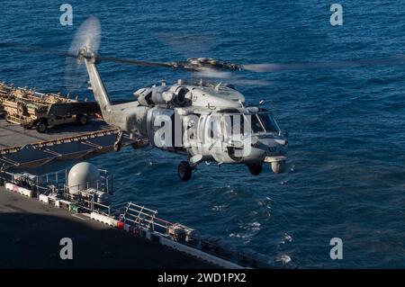 Ein MH-60S Sea Hawk Hubschrauber landet auf dem Flugdeck der USS Bonhomme Richard. Stockfoto