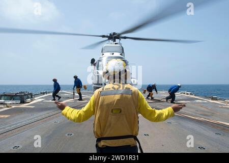 Seeleute entfernen Keile und Ketten von einem SA-330 Puma Hubschrauber auf dem Flugdeck der USS Howard. Stockfoto