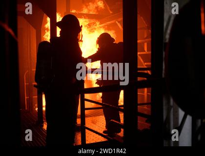 Seeleute nehmen an der Ausbildung an Bord der USS Blue Ridge Teil. Stockfoto