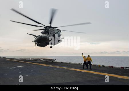 Ein CH-53E Super Hallion Hubschrauber startet vom Flugdeck der USS America. Stockfoto