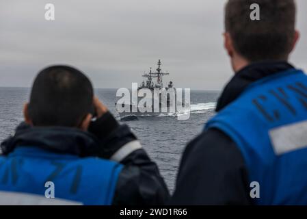 Die Seeleute messen die Distanz zwischen der USS Bunker Hill und der USS Theodore Roosevelt während einer Auffüllung. Stockfoto