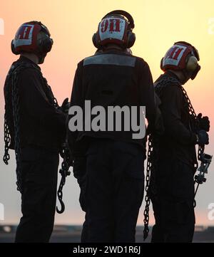 Seeleute nehmen an Bord der USS Nimitz Teil. Stockfoto