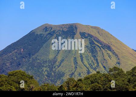 Der Gipfel des Mount Lokon, ein Stratovulkan mit Tompaluan aktivem Krater an seiner Flanke, in der Nähe von Tomohon City. Mt Lokon, Tomohon, Nord-Sulawesi, Indonesien Stockfoto