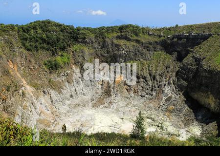 Mount Mahawu, ein Stratovulkan mit einem aktiven 180 m breiten Krater, Kratersee und schwefelhaltigen Fumarolen. Mt Mahawu, Tomohon, Nord-Sulawesi, Indonesien Stockfoto