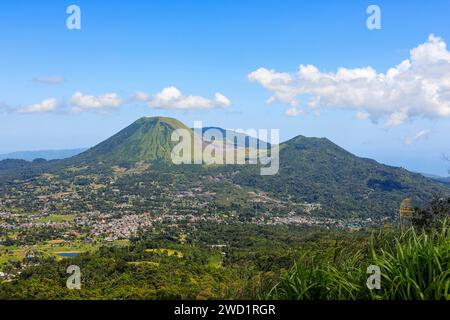 MT Lokon (links) und Tompaluan aktiver Krater auf dem Sattel mit dem Mt Empung, zwei Vulkane in der Nähe von Tomohon City. Mt Lokon, Tomohon, Nord-Sulawesi, Indonesien Stockfoto