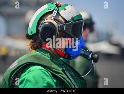 Boatswain's Mate der U.S. Navy Aviation trägt Ausrüstung zur Prüfung von Hitzestress. Stockfoto