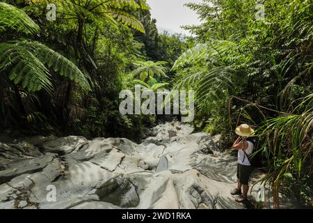 Wandern Sie auf dem alten Lavastrom, jetzt ein glattes Flussbett und Wanderweg zum Vulkan Lokon, in der Nähe von Tomohon City. Mount Lokon, Tomohon, Nord-Sulawesi, Indonesien Stockfoto