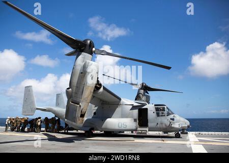 Die US-Marines besteigen eine MV-22 Osprey auf dem Flugdeck der USS Kearsarge. Stockfoto