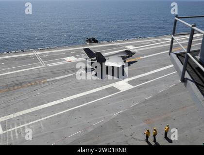 Eine F-35C Lightning II landet auf dem Flugdeck des Flugzeugträgers USS Abraham Lincoln. Stockfoto