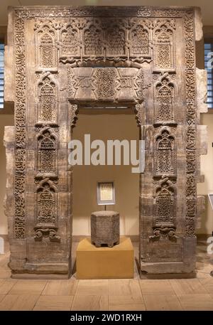 Aus dem 13. Jahrhundert stammende Steintür des Mausoleums Imam Bahir in Mosul, heute im Irak-Museum in Bagdad Stockfoto