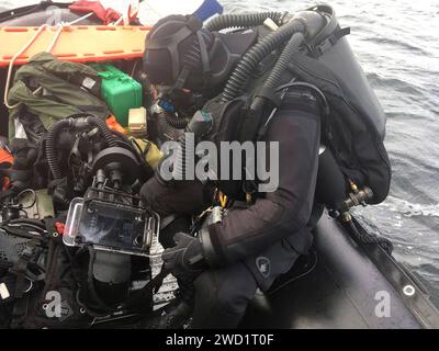 Ein Techniker für die Entsorgung von Sprengkörpern bereitet sich darauf vor, das Wasser für eine Hafenräumausbildung in Schweden zu betreten. Stockfoto