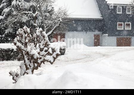 Winter im Siegerland. Es schneit noch immer, wie hier in Siegen-Oberschelden. Winter im Siegerland am 18.01.2024 in Siegen/Deutschland. *** Winter im Siegerland es schneit noch, wie hier in Siegen Oberschelden Winter im Siegerland am 18. 01 2024 in Siegen Stockfoto