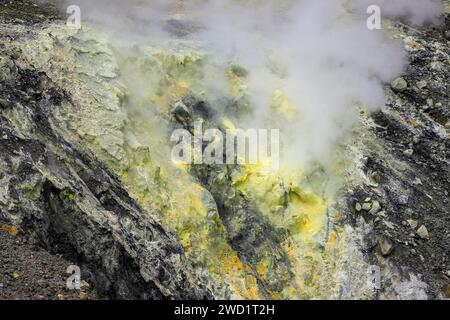 Dampfende Fumarole mit Schwefelablagerungen im aktiven Krater Tompaluan am Vulkan Lokon in der Nähe von Tomohon. Mt Lokon, Tomohon, Nord-Sulawesi, Indonesien Stockfoto