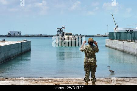 Boatswain's Mate Seaman leitet die Landungsbooteinheit 1644 von der USS Iwo Jima. Stockfoto