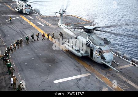 US-Marines besteigen einen CH-53E Super Hallion Hubschrauber. Stockfoto