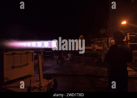 Aviation Machinist's Mate führt einen Motorzellentest auf dem Fantail an Bord der USS Harry S. Truman durch. Stockfoto