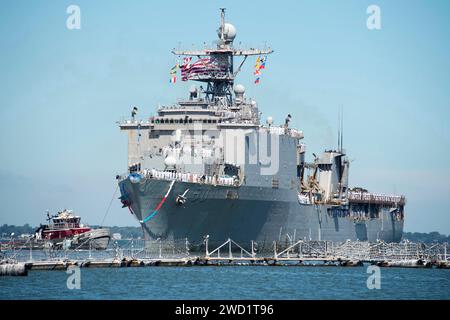 Das Amphibienschiff USS Carter Hall kehrt zum Heimatflughafen der Naval Station Norfolk, Virginia, zurück. Stockfoto