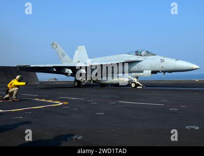 Eine F/A-18E Super Hornet startet vom Flugzeugträger USS Nimitz. Stockfoto