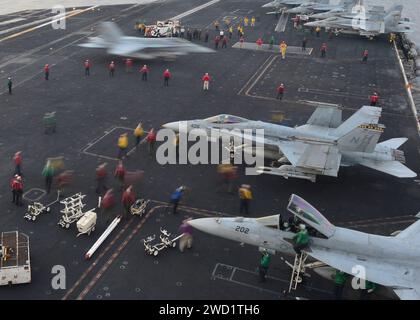 US-Seeleute und Marines führen Flugoperationen an Bord des Flugzeugträgers USS Nimitz durch. Stockfoto