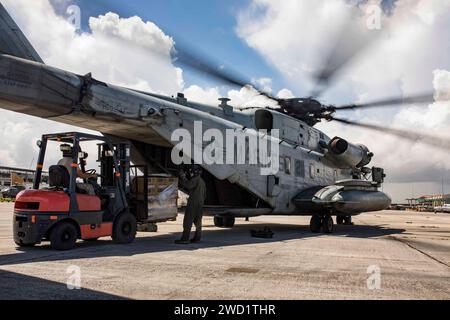 Militärische Nahrungsrationen werden auf einen CH-53E Super Hengst geladen. Stockfoto