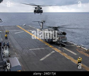 Zwei MH-53E Sea Dragon Helikopter landen auf dem amphibischen Angriffsschiff USS Wasp. Stockfoto